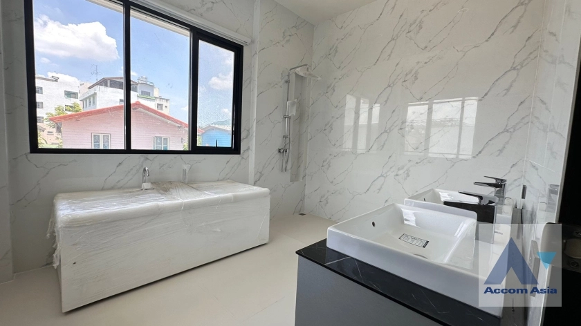 19  3 br House For Rent in Sukhumvit ,Bangkok BTS Phra khanong AA35389