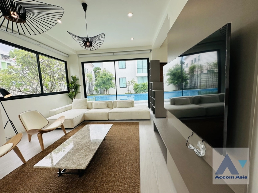 unit 3 Bedrooms  House For Rent in Sukhumvit, Bangkok  near BTS Phra khanong (AA35389)