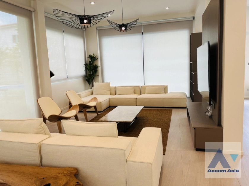 4  3 br House For Rent in Sukhumvit ,Bangkok BTS Phra khanong AA35389