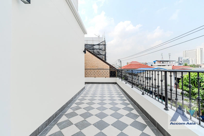 22  5 br House for rent and sale in phaholyothin ,Bangkok BTS Ari AA35399