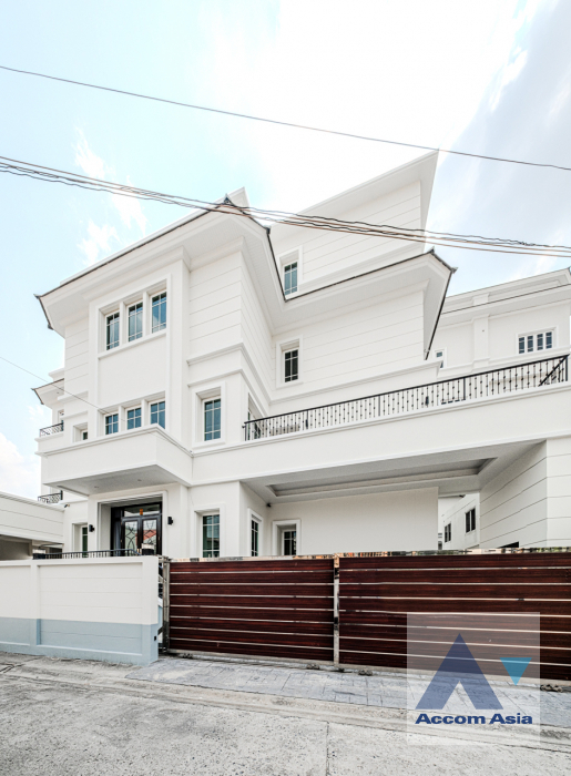  5 Bedrooms  House For Rent & Sale in Phaholyothin, Bangkok  near BTS Ari (AA35399)