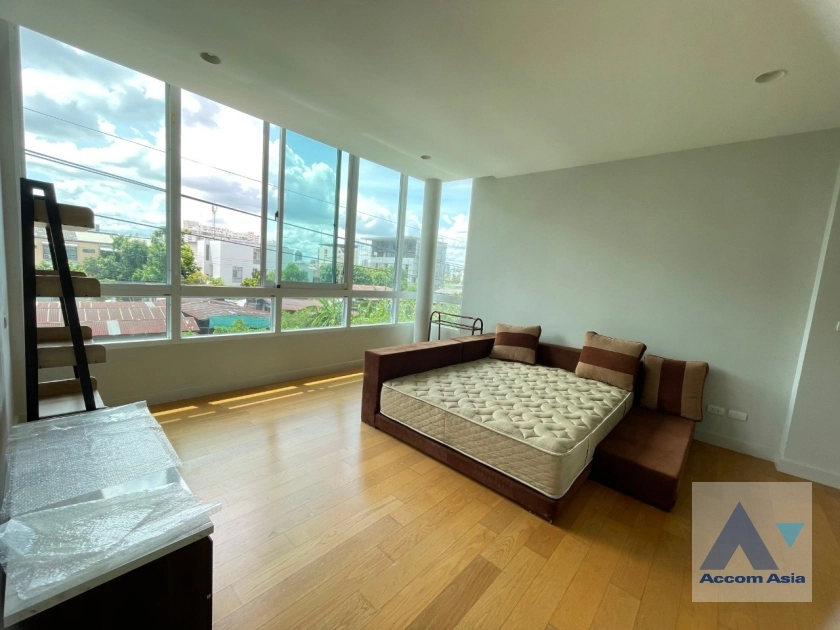  1  4 br House for rent and sale in  ,Bangkok BTS Saphan-Kwai at House in Compound AA35401