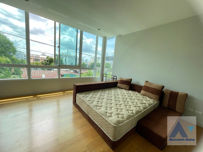 5  4 br House for rent and sale in  ,Bangkok BTS Saphan-Kwai at House in Compound AA35401