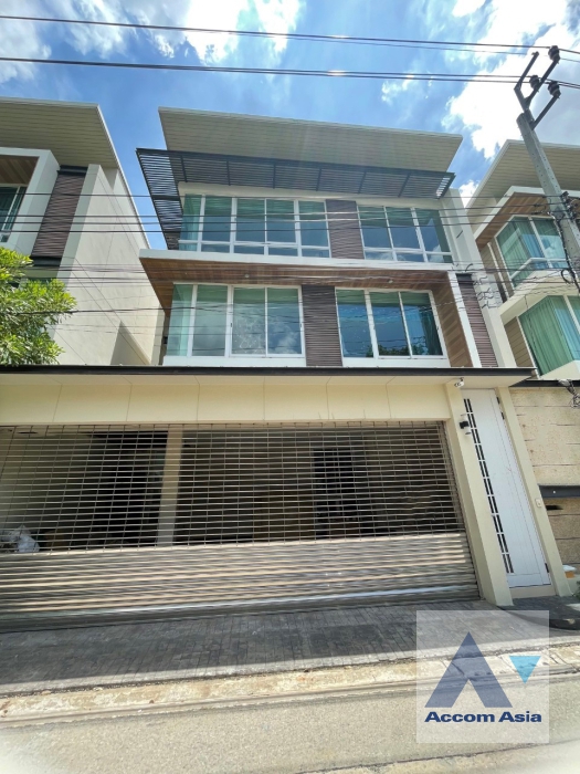  4 Bedrooms  House For Rent & Sale in Phaholyothin, Bangkok  near BTS Saphan-Kwai (AA35401)