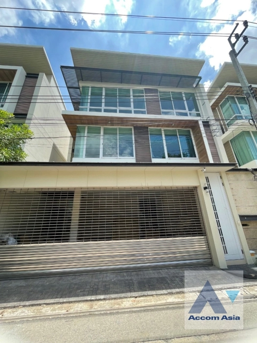 House in Compound House  4 Bedroom for Sale & Rent BTS Saphan-Kwai in Phaholyothin Bangkok