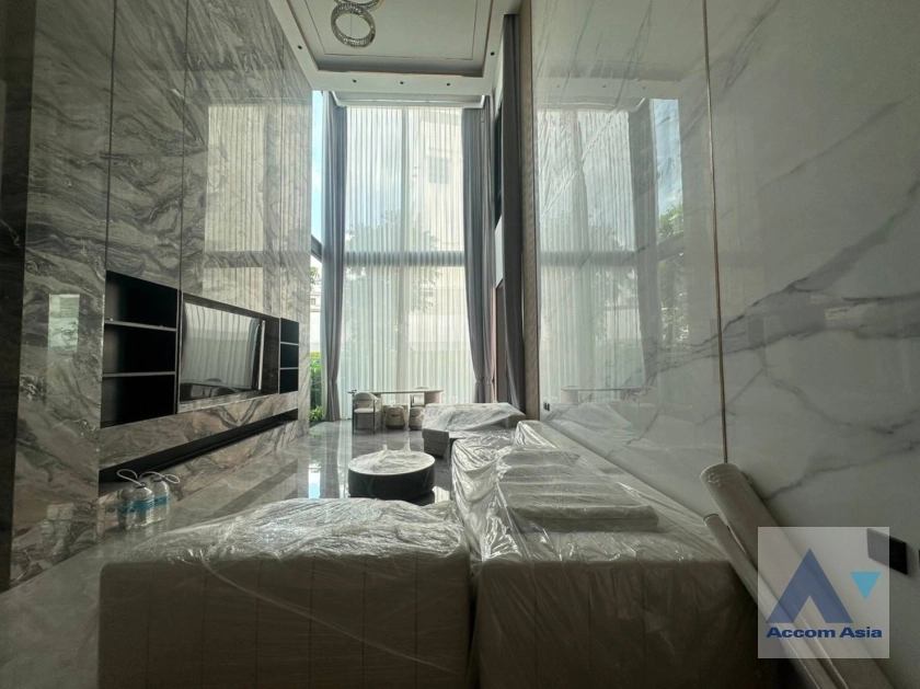  5 Bedrooms  House For Rent in Pattanakarn, Bangkok  near ARL Hua Mak (AA35408)