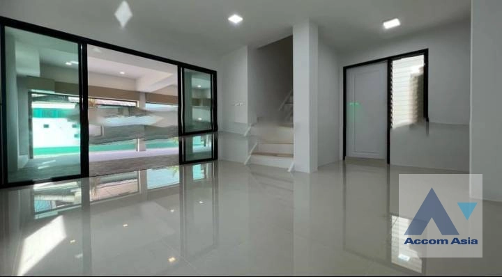 15  3 br House for rent and sale in Sukhumvit ,Bangkok BTS Ekkamai AA35409