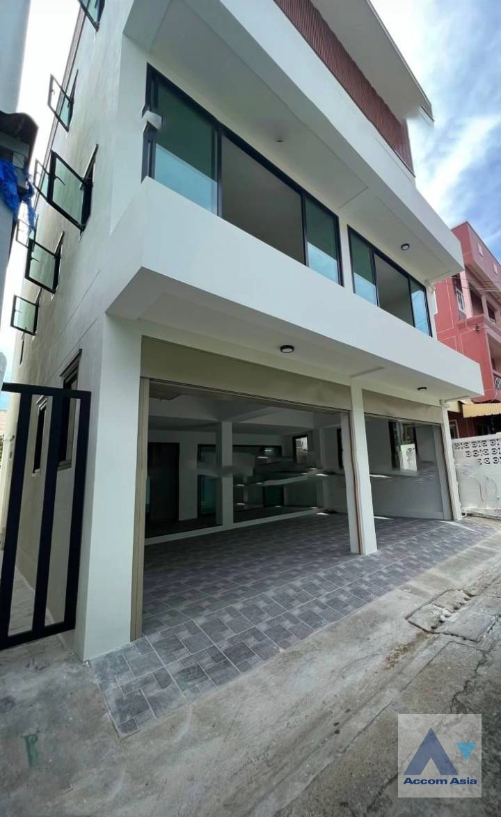  2  3 br House for rent and sale in Sukhumvit ,Bangkok BTS Ekkamai AA35409