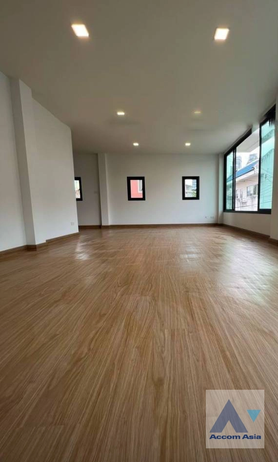 12  3 br House for rent and sale in Sukhumvit ,Bangkok BTS Ekkamai AA35409