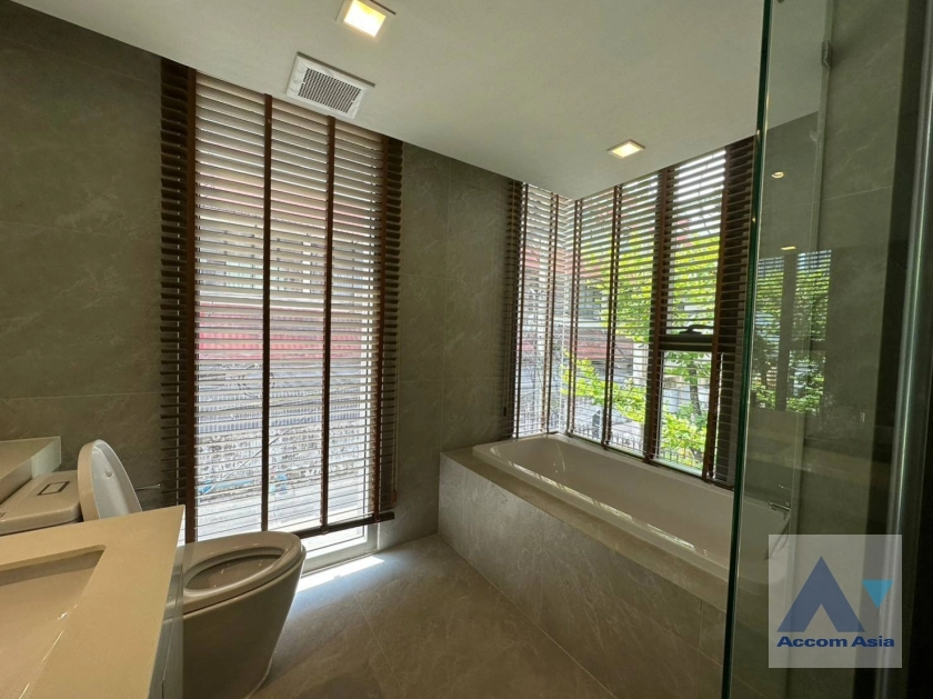 11  3 br Apartment For Rent in Sukhumvit ,Bangkok BTS Asok at Comfortable of Living Space AA35410