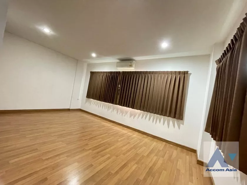 unit 4 Bedrooms  House For Rent in Phaholyothin, Bangkok  near MRT Lat Phrao (AA35413)