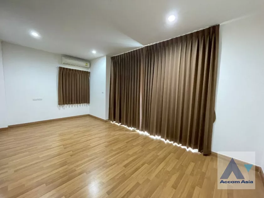 unit 4 Bedrooms  House For Rent in Phaholyothin, Bangkok  near MRT Lat Phrao (AA35413)