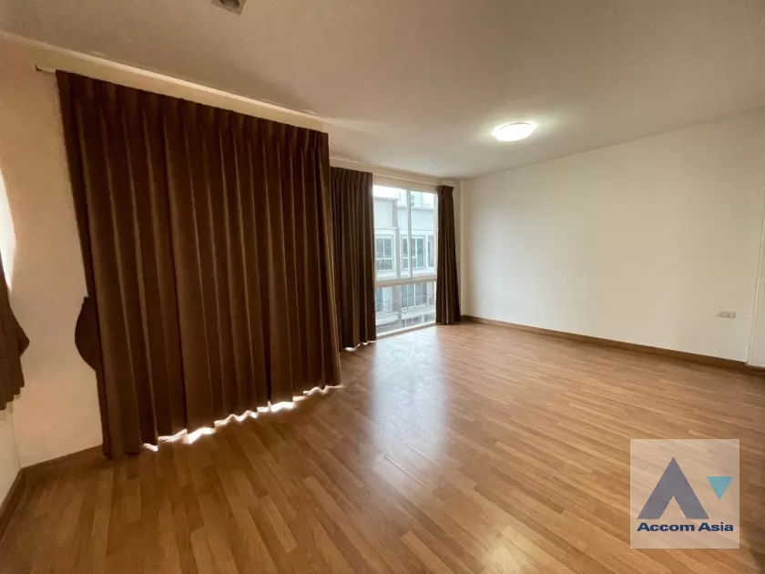 unit 4 Bedrooms  House For Rent in Phaholyothin, Bangkok  near MRT Lat Phrao (AA35413)