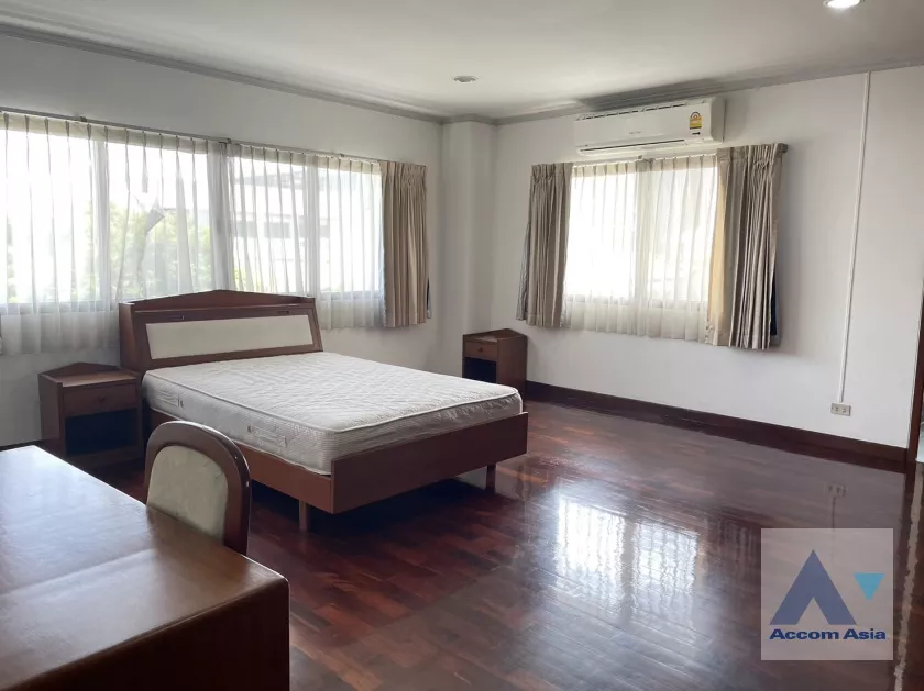  4 Bedrooms  Apartment For Rent in Phaholyothin, Bangkok  near BTS Saphan-Kwai (AA35431)