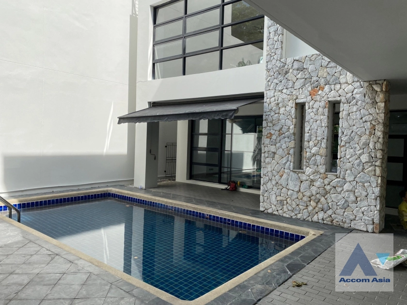 Private Swimming Pool |  4 Bedrooms  House For Rent in Sukhumvit, Bangkok  near BTS Ekkamai (AA35436)