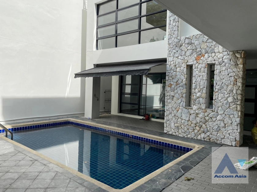 Private Swimming Pool |  The Noble Ekkamai 22  House  4 Bedroom for Rent BTS Ekkamai in Sukhumvit Bangkok