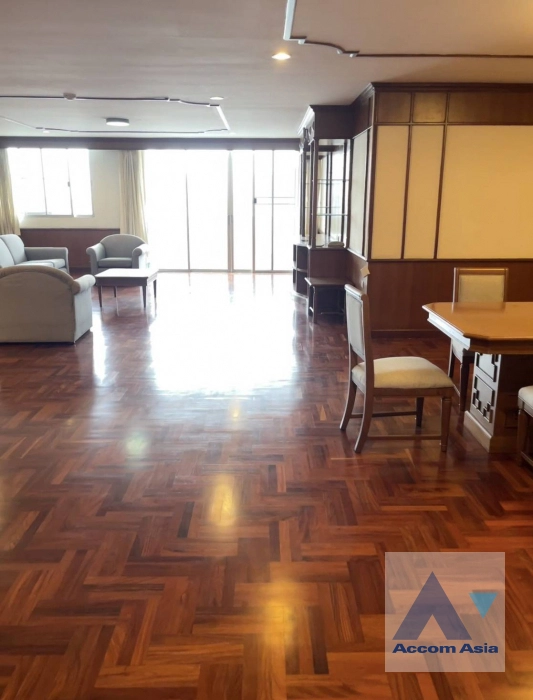 unit 3 Bedrooms  Apartment For Rent in Sukhumvit, Bangkok  near BTS Ekkamai (AA35439)