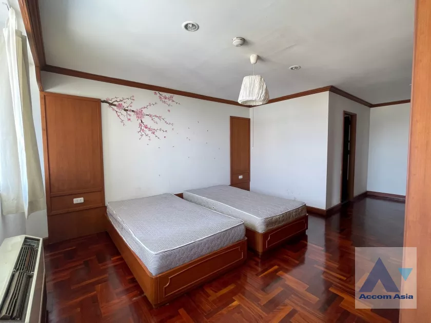  3 Bedrooms  Apartment For Rent in Sukhumvit, Bangkok  near BTS Ekkamai (AA35441)