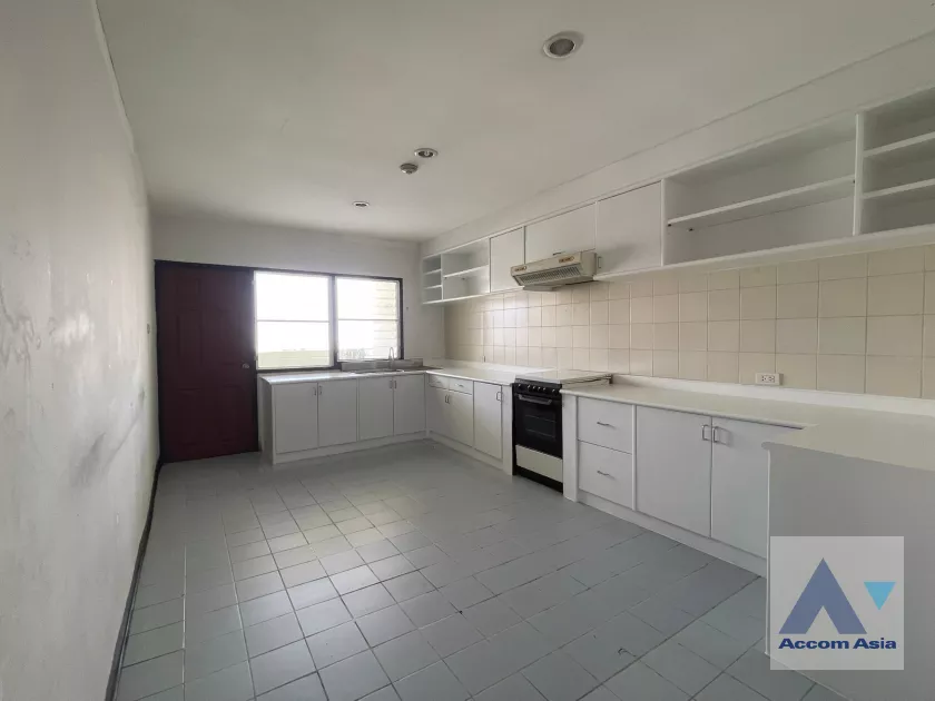  1  3 br Apartment For Rent in Sukhumvit ,Bangkok BTS Ekkamai at Ideal Place For Big Famlilies AA35441