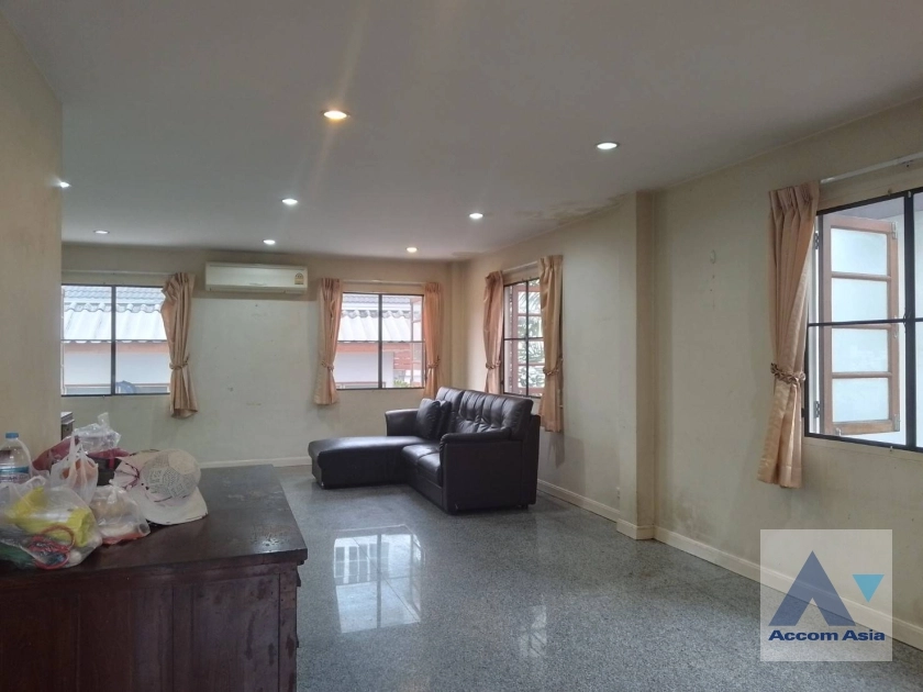 unit 3 Bedrooms  House For Rent & Sale in Sukhumvit, Bangkok  near BTS Punnawithi (AA35453)