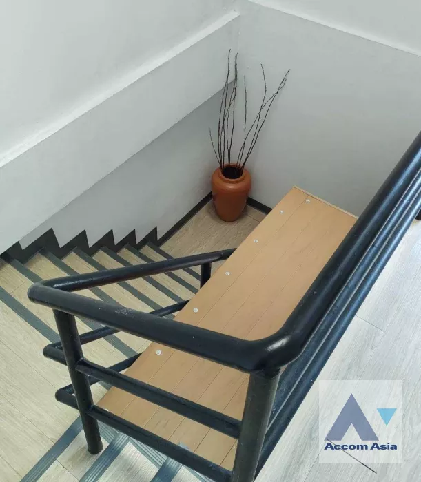 unit 5 Bedrooms  Building For Sale in Pattanakarn, Bangkok  (AA35498)