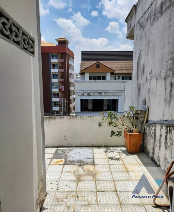 8  5 br Building For Sale in Pattanakarn ,Bangkok  AA35498