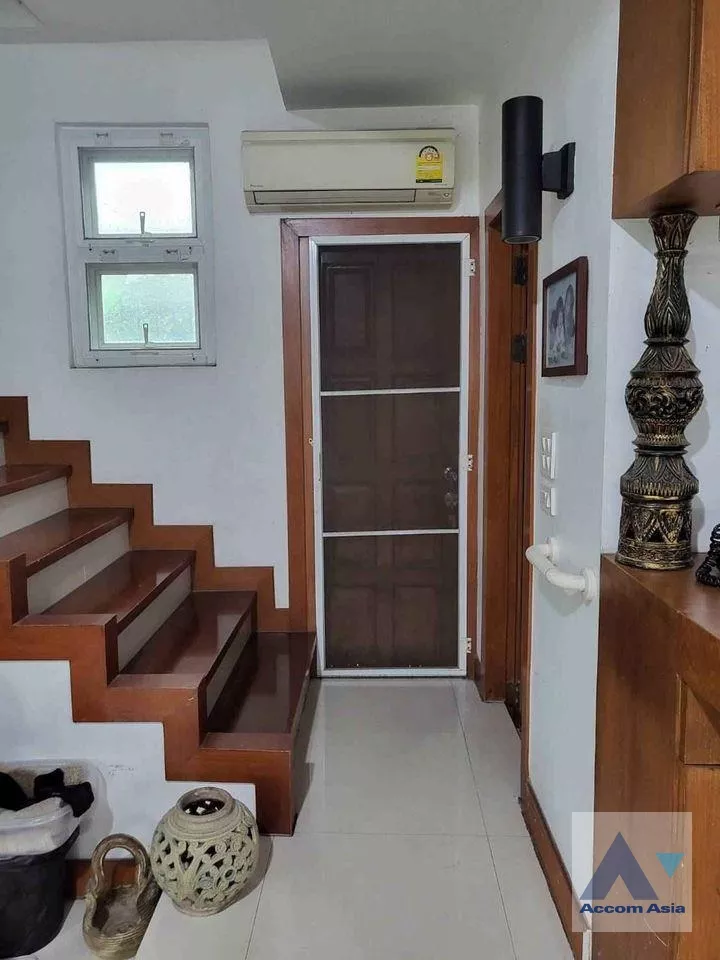  4 Bedrooms  House For Sale in Sukhumvit, Bangkok  near BTS Udomsuk (AA35520)