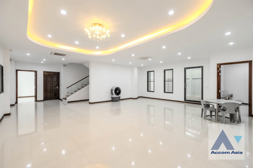  1  4 br House for rent and sale in Sukhumvit ,Bangkok BTS Phra khanong AA35535