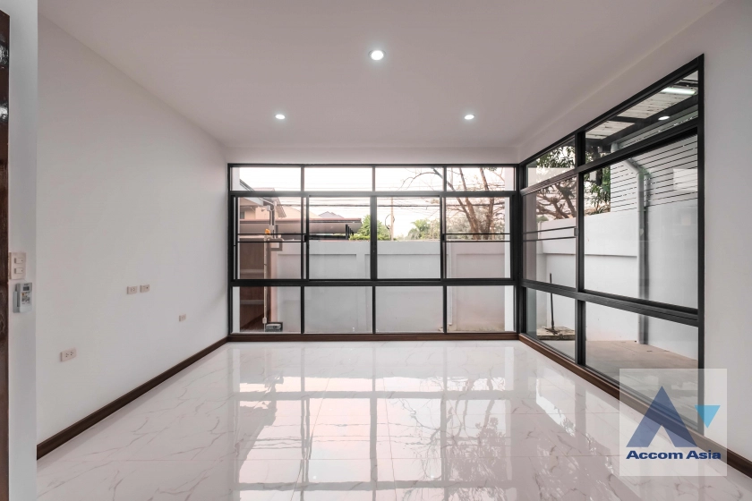 Newly renovated, Home Office, Huge Terrace |  5 Bedrooms  House For Rent in Sukhumvit, Bangkok  near BTS Phra khanong (AA35535)