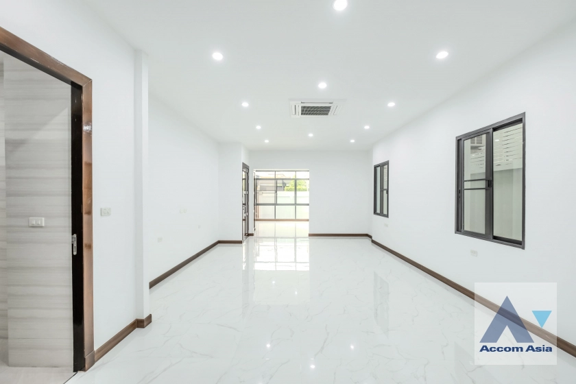 9  4 br House for rent and sale in Sukhumvit ,Bangkok BTS Phra khanong AA35535