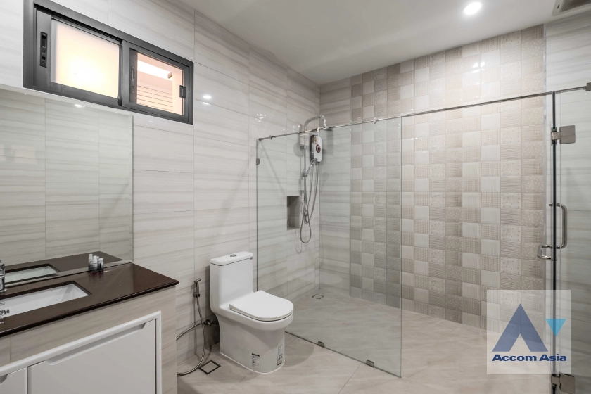 11  4 br House for rent and sale in Sukhumvit ,Bangkok BTS Phra khanong AA35535