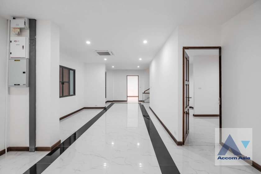 14  4 br House for rent and sale in Sukhumvit ,Bangkok BTS Phra khanong AA35535