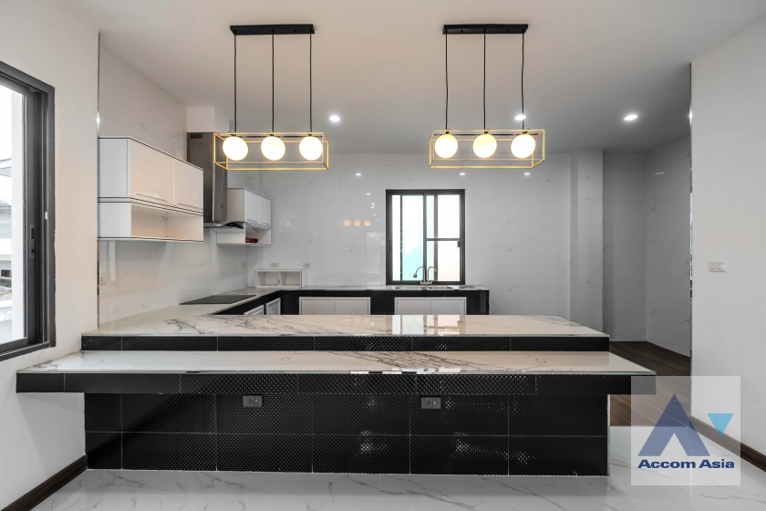 16  4 br House for rent and sale in Sukhumvit ,Bangkok BTS Phra khanong AA35535