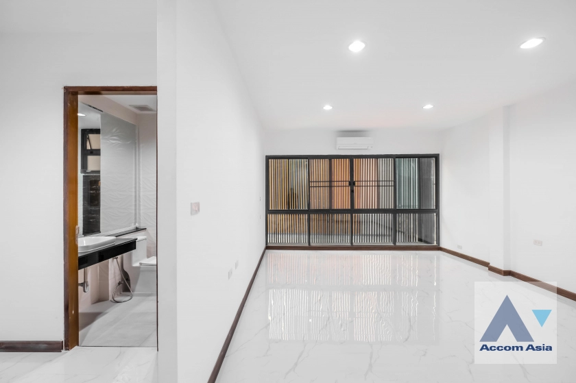 20  4 br House for rent and sale in Sukhumvit ,Bangkok BTS Phra khanong AA35535