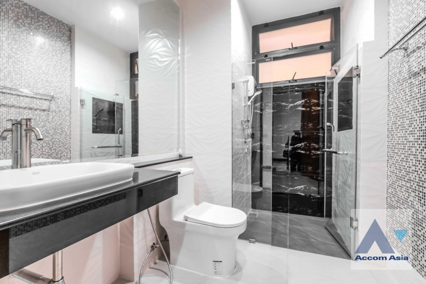 21  4 br House for rent and sale in Sukhumvit ,Bangkok BTS Phra khanong AA35535