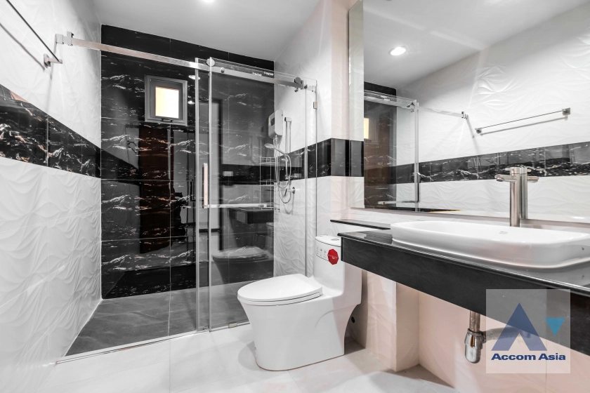 23  4 br House for rent and sale in Sukhumvit ,Bangkok BTS Phra khanong AA35535