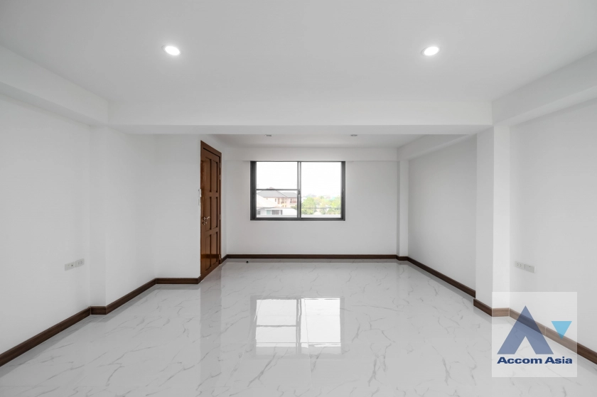 28  4 br House for rent and sale in Sukhumvit ,Bangkok BTS Phra khanong AA35535