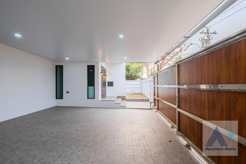 32  4 br House for rent and sale in Sukhumvit ,Bangkok BTS Phra khanong AA35535