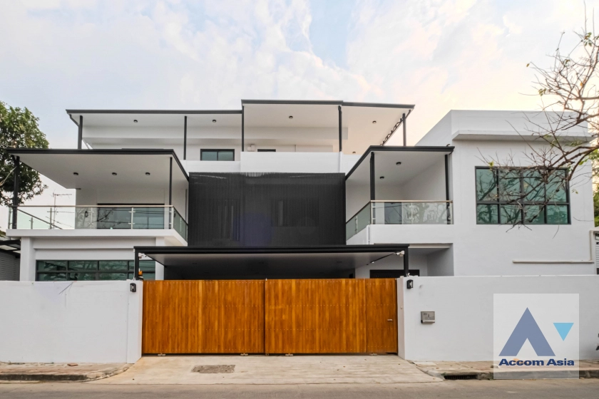 6  4 br House for rent and sale in Sukhumvit ,Bangkok BTS Phra khanong AA35535