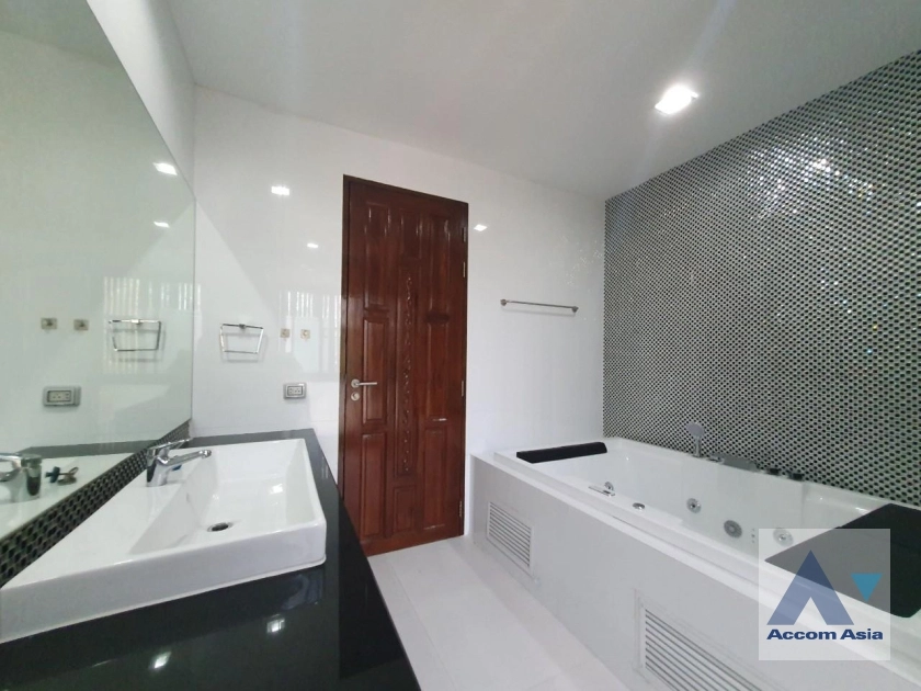 24  3 br House for rent and sale in Sukhumvit ,Bangkok BTS Phra khanong AA35536