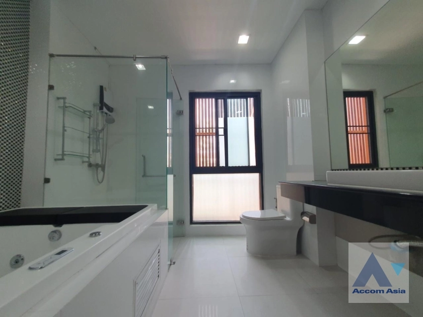 25  3 br House for rent and sale in Sukhumvit ,Bangkok BTS Phra khanong AA35536