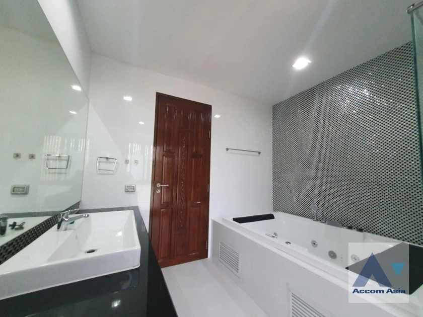 23  3 br House for rent and sale in Sukhumvit ,Bangkok BTS Phra khanong AA35536