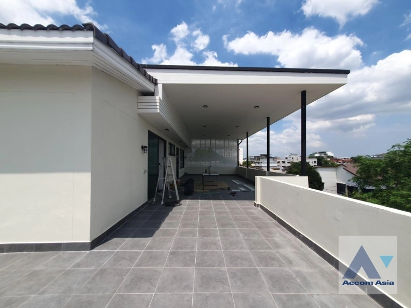 32  3 br House for rent and sale in Sukhumvit ,Bangkok BTS Phra khanong AA35536