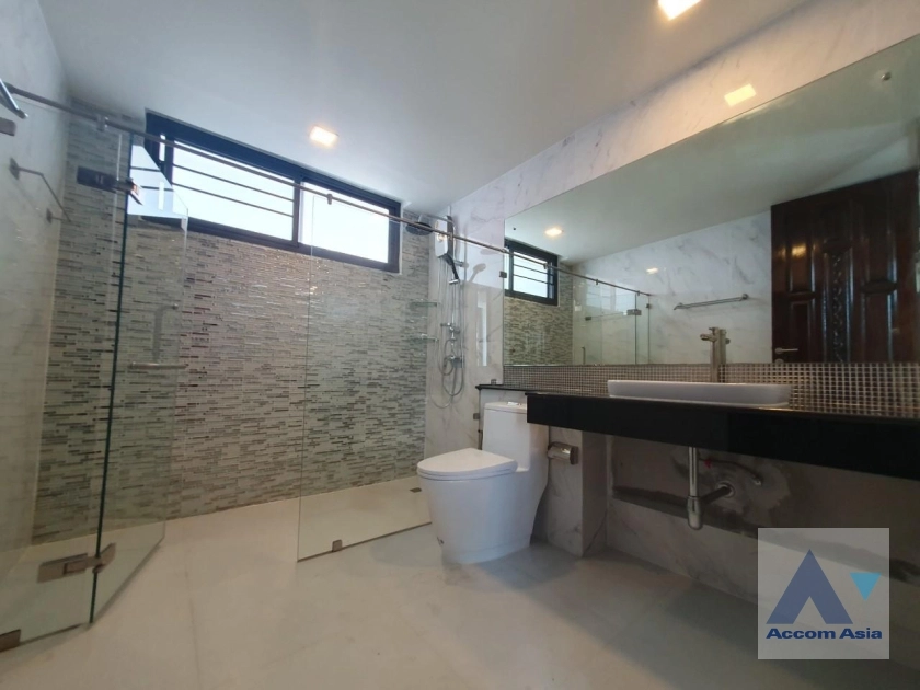37  3 br House for rent and sale in Sukhumvit ,Bangkok BTS Phra khanong AA35536