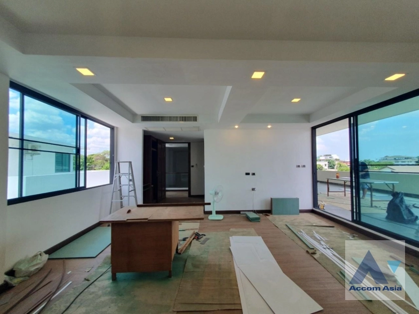 36  3 br House for rent and sale in Sukhumvit ,Bangkok BTS Phra khanong AA35536