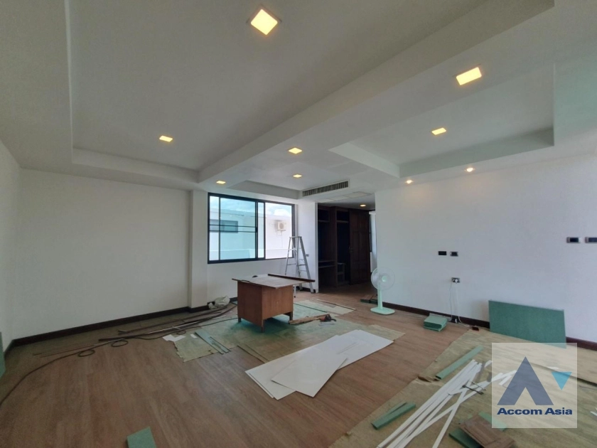 35  3 br House for rent and sale in Sukhumvit ,Bangkok BTS Phra khanong AA35536