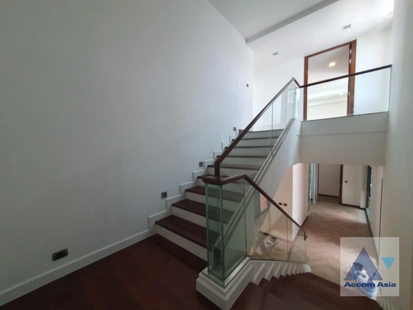 39  3 br House for rent and sale in Sukhumvit ,Bangkok BTS Phra khanong AA35536