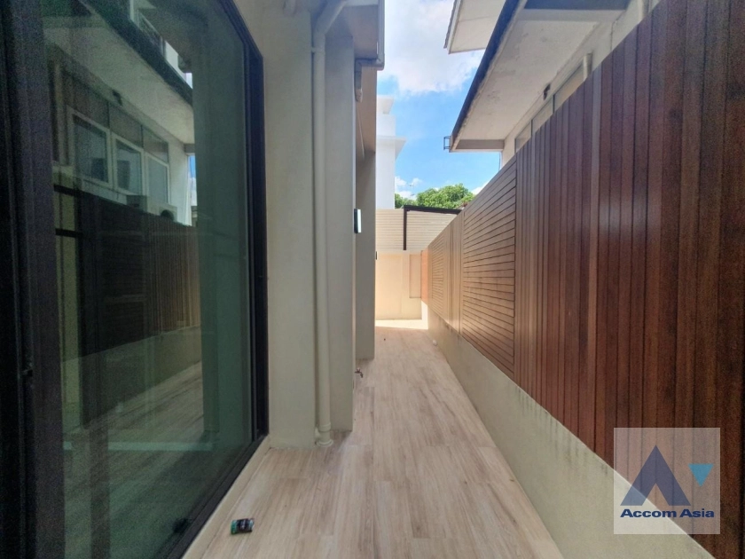 43  3 br House for rent and sale in Sukhumvit ,Bangkok BTS Phra khanong AA35536