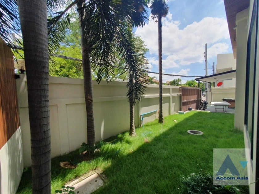 44  3 br House for rent and sale in Sukhumvit ,Bangkok BTS Phra khanong AA35536