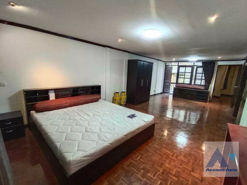  4 Bedrooms  Townhouse For Rent in Sukhumvit, Bangkok  near BTS Phrom Phong (AA35544)